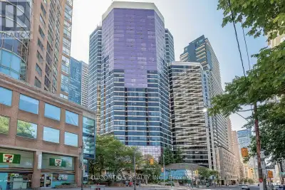 Client Remarks Freshly Painted, Updated Bathrooms, Spacious 1 Bedroom + Large Solarium + Locker + Pa...