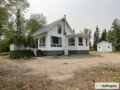 Grand domaine entouré d'eau avec un deuxième terrain construisible. Prise de possession rapide et au...