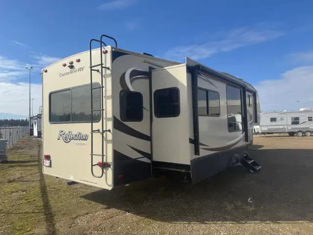 2017 Grand Design REFLECTION 337 RLS in Travel Trailers & Campers in St. Albert - Image 3