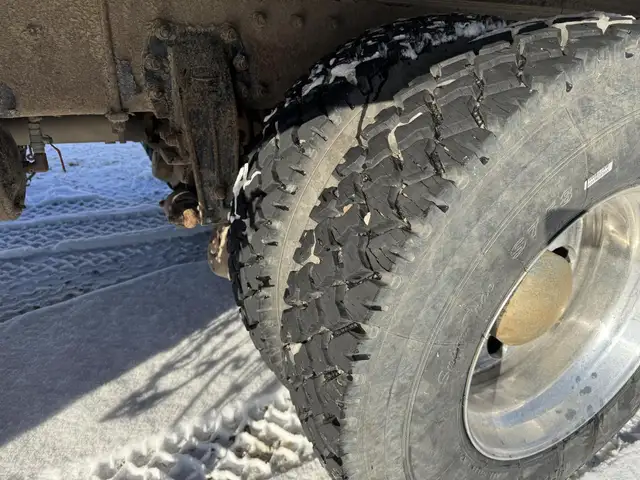 2005 PETERBILT 335 in Heavy Trucks in Saskatoon - Image 54