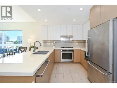 Well Maintained luxury 2 bed + 1 Den corner unit with 2 balconies! Facing SW with tons of natural li...
