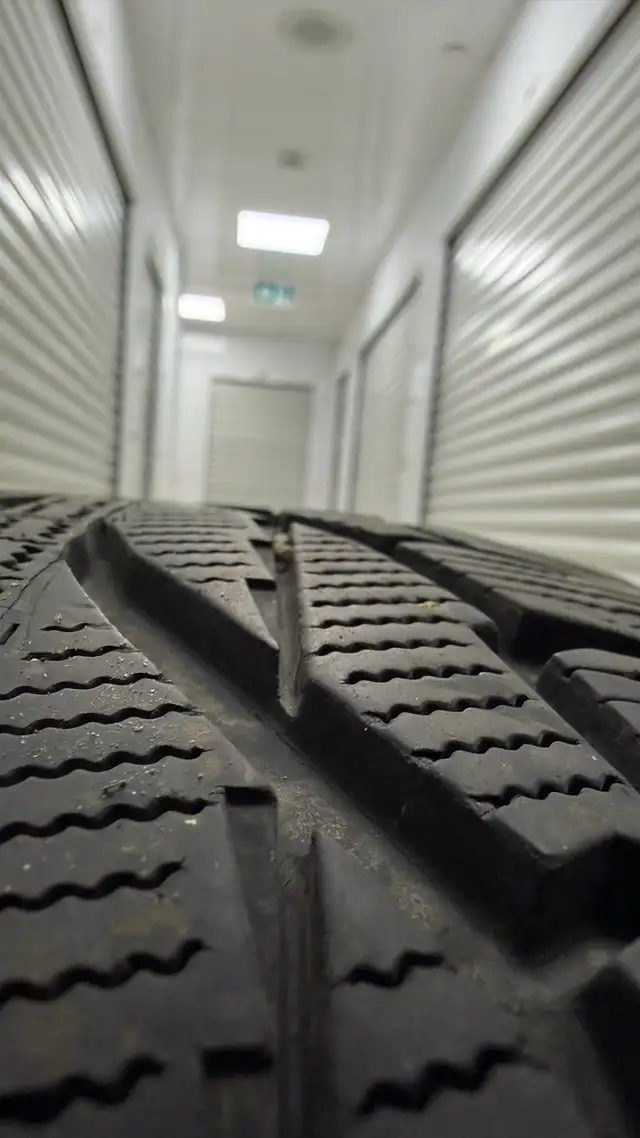 80% tread. 235/65 R18 Winter tires Nokian Hakkapeliitta in Tires & Rims in Mississauga / Peel Region - Image 3