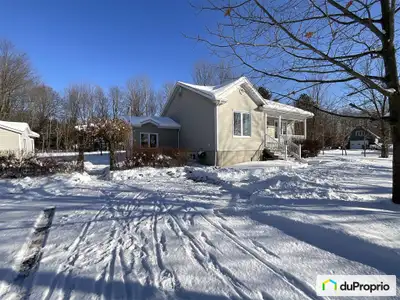 Très grand terrain paysagé, intime, de 36 000 pieds carrés, avec cabanon de piscine, cabanon de jard...