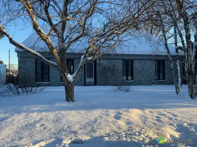 EN ATTENTE . Magnifique propriété tout en brique, entretenue avec soin, située dans un joli quartier...