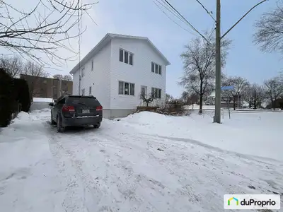 Maison 2 étages à vendre - Secteur recherché de St-Hubert à Longueuil! À proximité: Services publiqu...