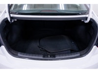 La Hyundai Elantra 2020 se distingue dans le segment des berlines compactes grâce à son design sophi... (image 8)