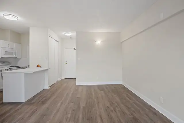 Peterborough 1 Bedroom Deluxe, 1 Bathroom Apartment for Rent: in Long Term Rentals in Peterborough - Image 12