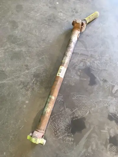 2001-2008 CHEVY 2500,3500HD 4X4 FRONT DRIVESHAFT Part #15182094 Never really used as the truck got a...