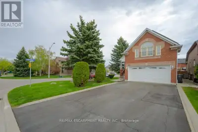 Welcome to 6121 Maple Gate Circle A Rare Corner Gem in Prime Mississauga! This beautifully maintaine...
