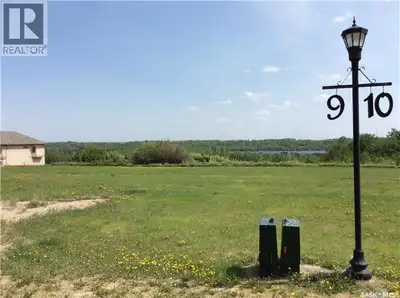 If you are looking to build your dream cabin, this is a perfect location. Over looking the 3rd green...