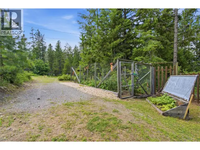 102 SANDNER Road Christina Lake, British Columbia in Houses for Sale in Penticton - Image 18