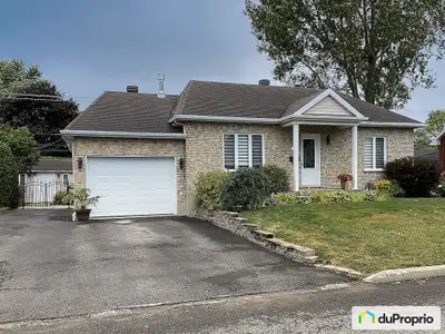 Superbe bungalow en brique avec garage attaché et foyer au propane. Situé dans un secteur recherché,...