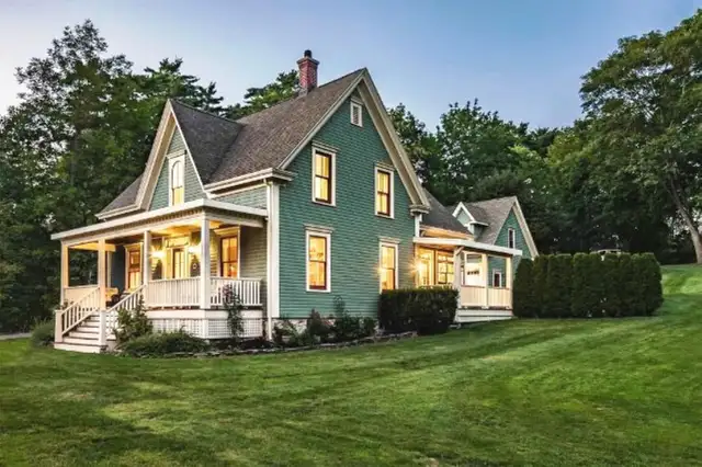 17-068 Beautiful renovated home on exclusive Shore Dr, Bedford