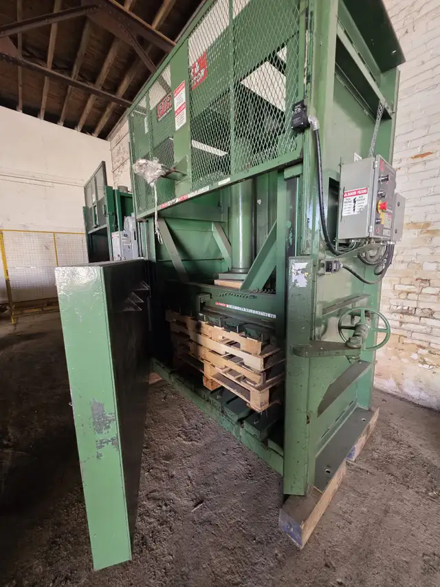 2012 PTR 7200HD Heavy Duty Vertical Baler - Cardboard, Plastics in Other Business & Industrial in Cambridge - Image 3