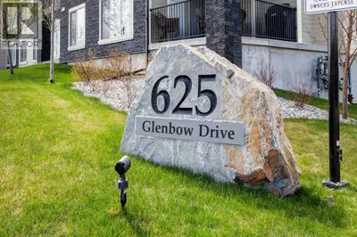 INVESTOR ALERT: This inviting 1-bedroom unit, featuring a den and underground parking, currently has...