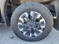 Stunning Black on Black Pro-4X, 4x4, Crew Cab, Fully loaded, GPS/Navigation, Heated seats, Alloy whe... (image 5)