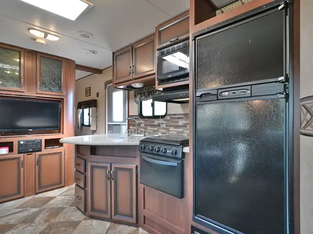 2014 Zinger ZT32QB in Travel Trailers & Campers in St. Albert - Image 14