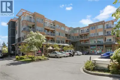 Located across from Olympic View Golf Course, this West Coast condo in Latoria Walk offers updates t...