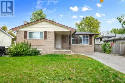 REGISTERED LEGAL DUPLEX IN PRIME COLLEGE AREA - BACKING ONTO PARK!FANTASTIC INVESTMENT OPPORTUNITY I...
