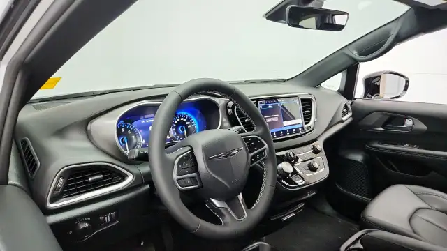 2026 Chrysler Grand Caravan in Cars & Trucks in Lethbridge - Image 12