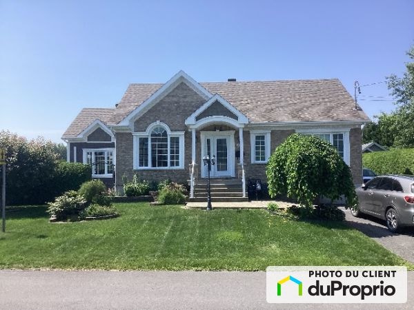 $684,900 - Bungalow for sale in Farnham — photo 1