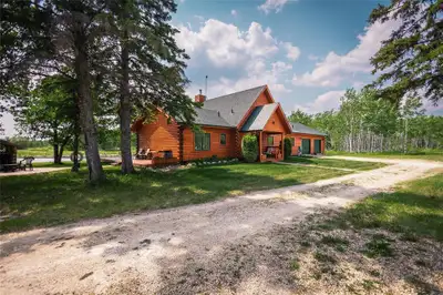 R26//Winnipeg Beach/Escape to Paradise! Just 3 minutes to Lake Winnipeg shores on 78 maturely treed...