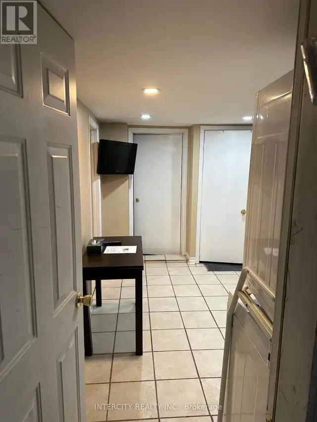 # 2 - 222 COMBE AVENUE Toronto (Bathurst Manor), Ontario in Long Term Rentals in City of Toronto - Image 6