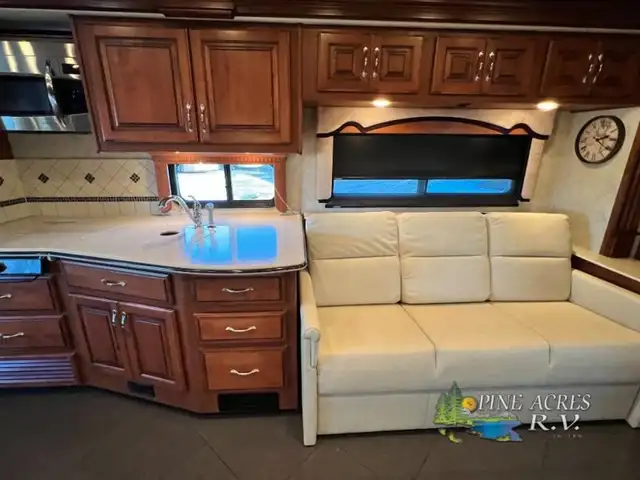 2013 Fleetwood RV Discovery 40X Diesel 057,684 Miles in RVs & Motorhomes in Moncton - Image 25