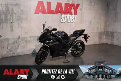 Alary Sport Cette MOTOCYCLETTE YAMAHA YZF-R3 2025 est disponible DÈS MAINTENANT! Contactez-nous au 4...