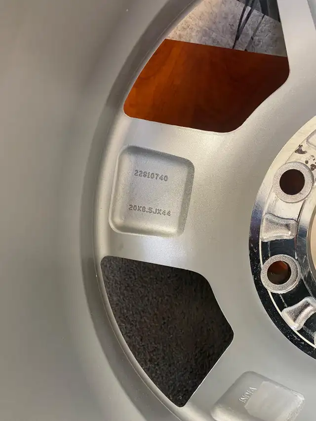 OEM 20" chrome Wheels Chevy Silverado & GMC 2500 3500 in Tires & Rims in City of Toronto - Image 9