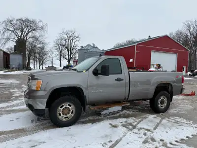 2014 GMC 2500 Truck -Regular cab long box -6.0 gas engine -only 140000kms Runs and drives great but...