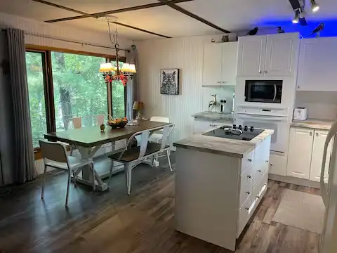 Lovely three bedroom cottage for rent near Algonquin Park in Ontario in Canada - Image 4