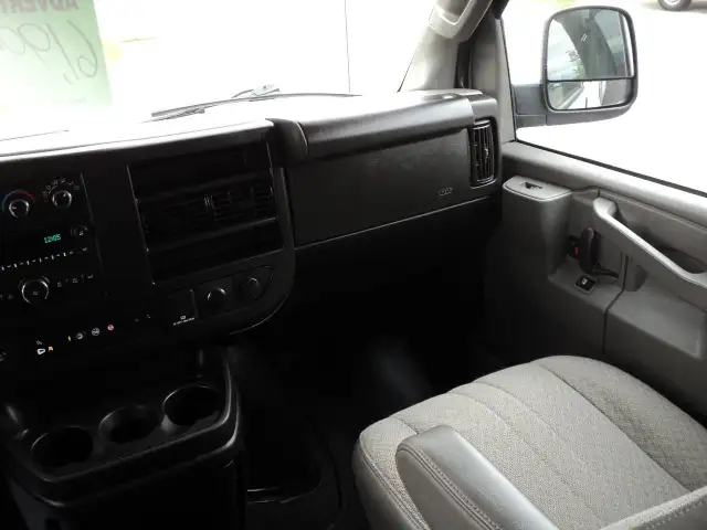 2022 Chevrolet Express 2500 LT RWD 6.6L8cylGas 12Passenger 135"W in Cars & Trucks in Brantford - Image 15