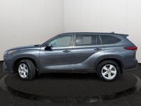 This Toyota Highlander has a powerful Intercooled Turbo Regular Unleaded I-4 2.4 L/146 engine poweri... (image 1)