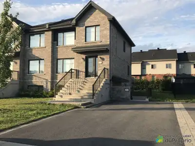 Condo luxueux ayant une fenestration et luminosité abondante, situé sur une rue tranquille dans le s...