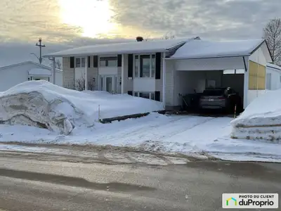 Belle propriété vous offrant 3 chambres, dont une au rez-de-chaussée et deux au sous-sol, deux salle...