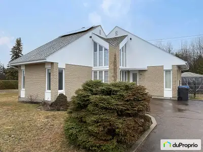 Belle petite maison avec un bel aménagement extérieur (piscine et spa). Proche des services, école p...