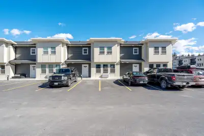 Pet-Friendly Three Bedroom 2.5 Bath with In-suite Laundry for Re