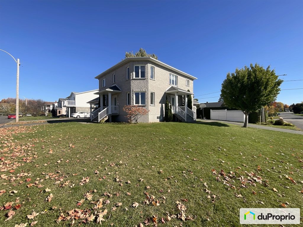 $759,000 - Duplex for sale in Granby — photo 1
