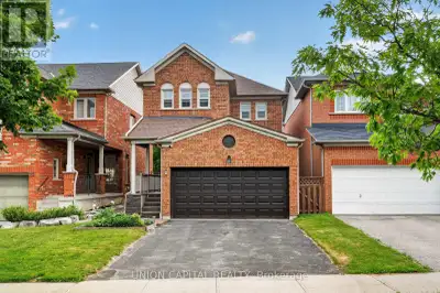 Located in Aurora's Bayview Wellington neighborhood, this beautifully renovated detached freehold ho...
