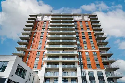 Préparez-vous à être enchanté aux Appartements Le James. Sa multitude de commodités vous attend! Typ...