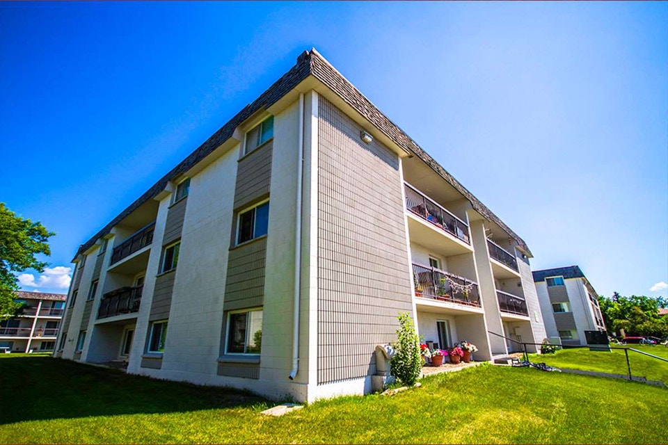 Lewvan Village Apartments - 2 Bedroom available at 4730-4760 Pas 3