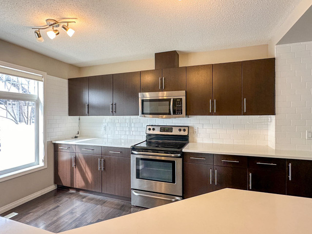 Cozy 3 Bedrooms Townhouse with double garage in Hamptons in Long Term Rentals in Edmonton - Image 3