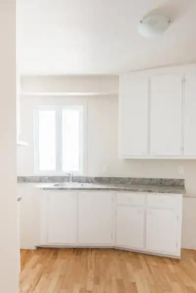 4 disponible le 1er juillet Aussi disponible 3.5 à 1049$ ou 5.5 à 1749$ MONTCALM 775 av. Calixa-Lava...