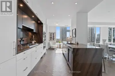 Welcome to an exceptional residence at The Well, one of Toronto's most sought-after master-planned c...