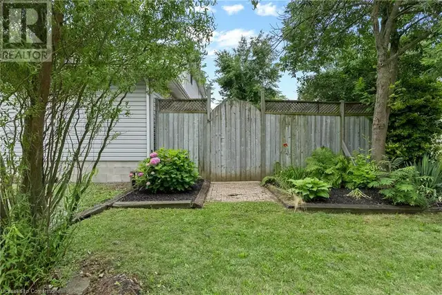 7161 AILANTHUS Avenue Niagara Falls, Ontario in Houses for Sale in St. Catharines - Image 4