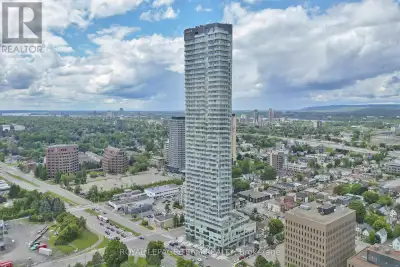 Welcome to the fabulous Claridge Icon- Ottawa's tallest high rise. This bright, open 1 bed, 1 bath u...