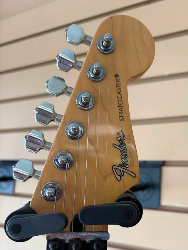 Vintage Japan-Made Fender Stratocaster Electric Guitar in Guitars in Ottawa - Image 5