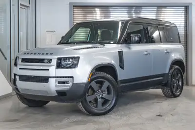 Land Rover Defender 110 P300 S 2023: - Extérieur métallisé HAKUBA et intérieur en cuir noir EBONY -...