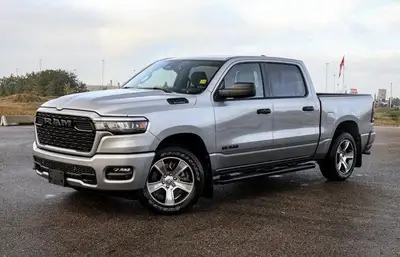 This Ram 1500 has a powerful Regular Unleaded V-6 3.6 L/220 engine powering this Automatic transmiss...